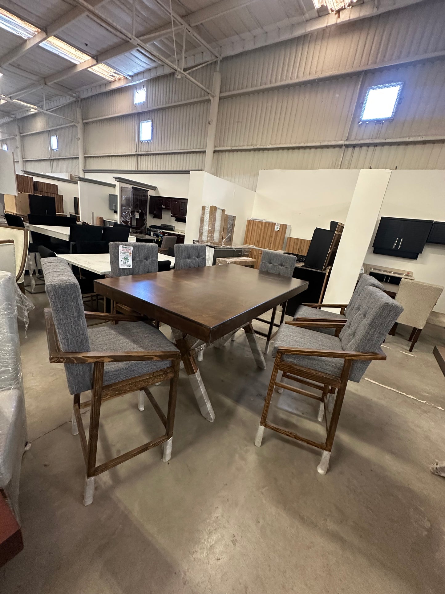 Mesa alta y 5 bancos tapizados en madera